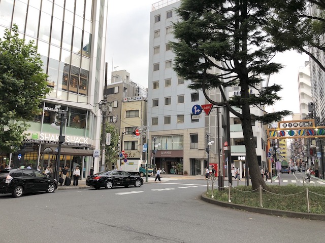 恵比寿駅西口のロータリーを左にそって進みます。